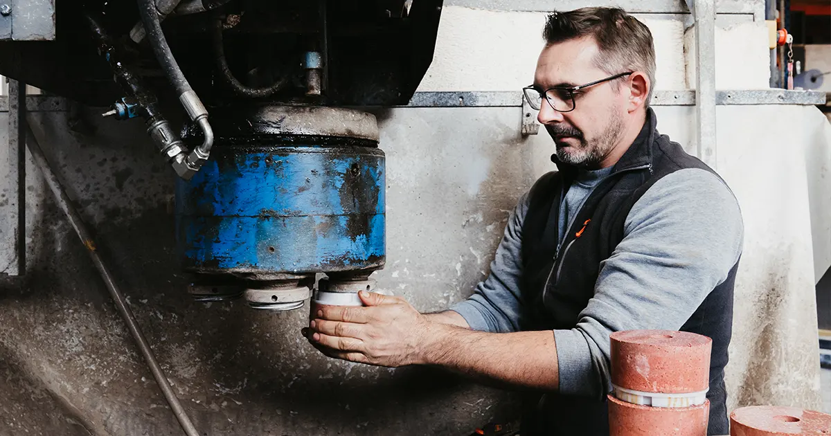 L’artisan façonnant une pièce en bois fossilisé d’Arizona dans l’atelier alsacien
