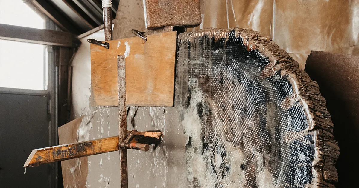 Étape de création d’un mobilier en bois fossilisé d’Arizona dans un atelier alsacien